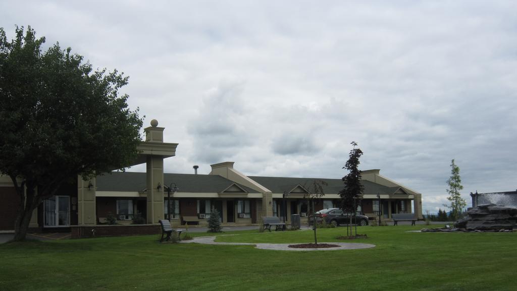 Hotel Motel Le Quiet Lac-Megantic Bagian luar foto