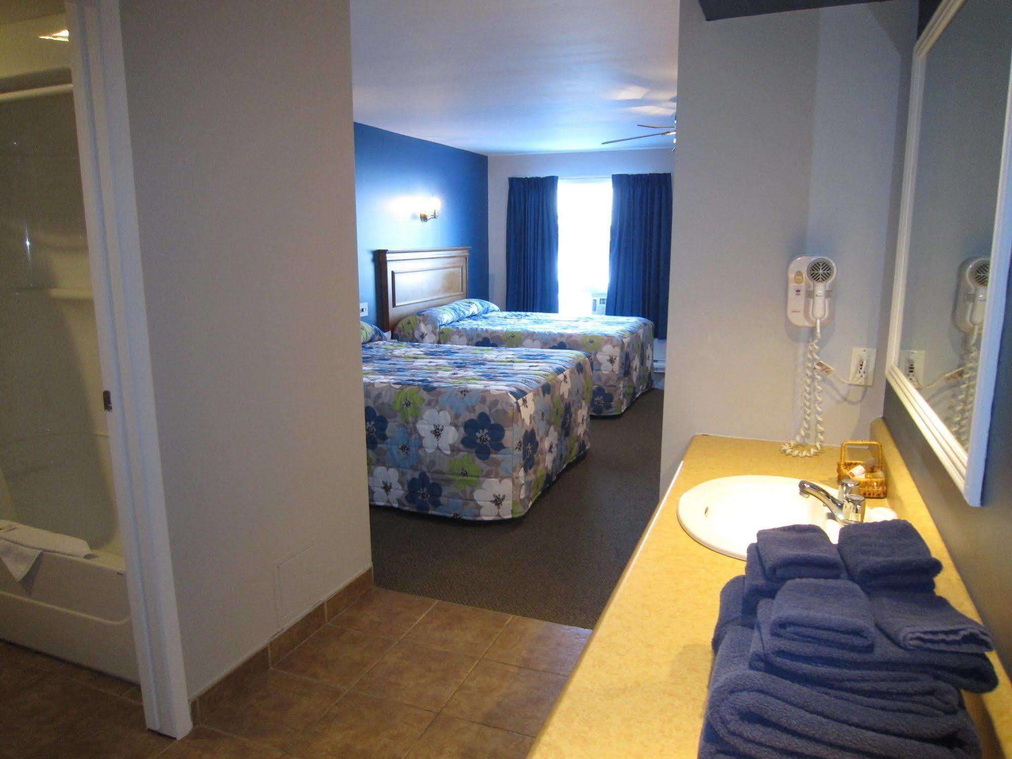 Hotel Motel Le Quiet Lac-Megantic Bagian luar foto